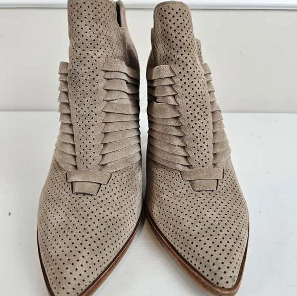 Vince Camuto Levana Heeled Booties Boots Perforated Pointy Toe Gray Beige Size 8 - Picture 6 of 14